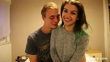 Ea tine aproape pula pentru ca in orice moment o poate folosi