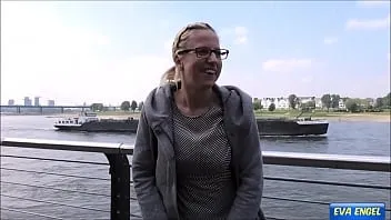 Femei blonde care se filmeaza singure cand se masturbeaza in locuri publice