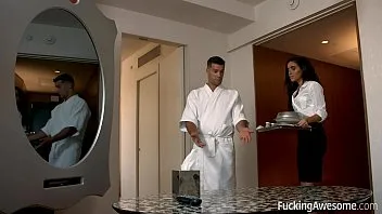Sex Hotel Service cu angajata care are pielea fina si bronzata